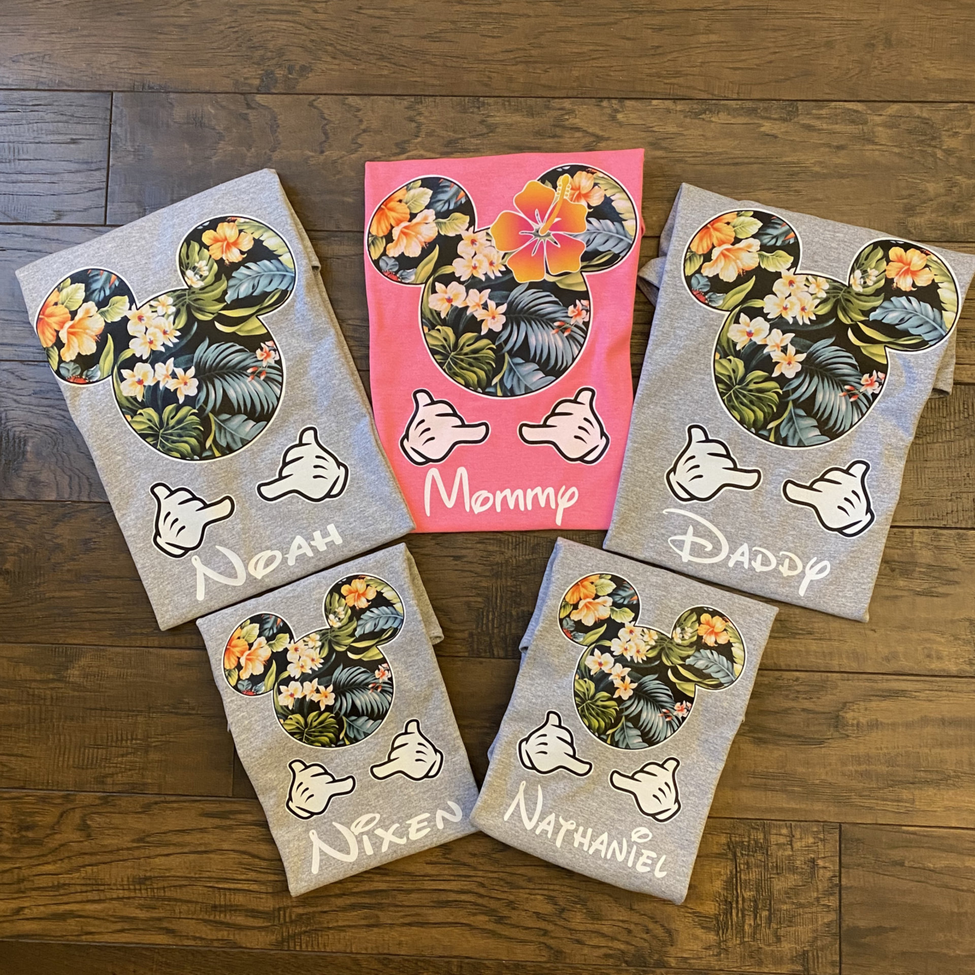 Disney Hawaii Shaka Hands Aulani Family Mickey Mouse and Minnie Mouse T-Shirt